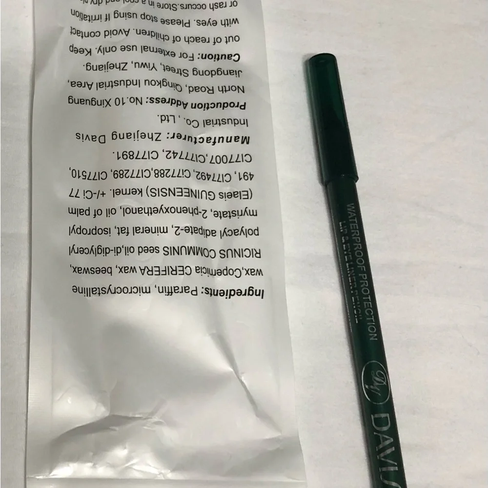 Eyeshadow/Lips pencil Liner. Color Dark green 06. Size 0.05oz